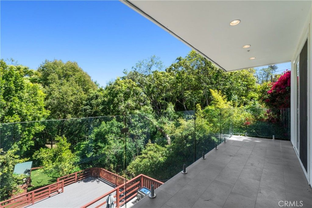 Photo of 7670 Woodrow Wilson Dr, Los Angeles, CA 90046 (MLS # SR25246816)