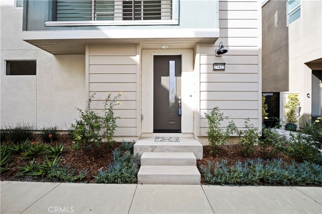 Photo of 27422 Pioneer Court, Valencia, CA 91381 (MLS # SR26014772)