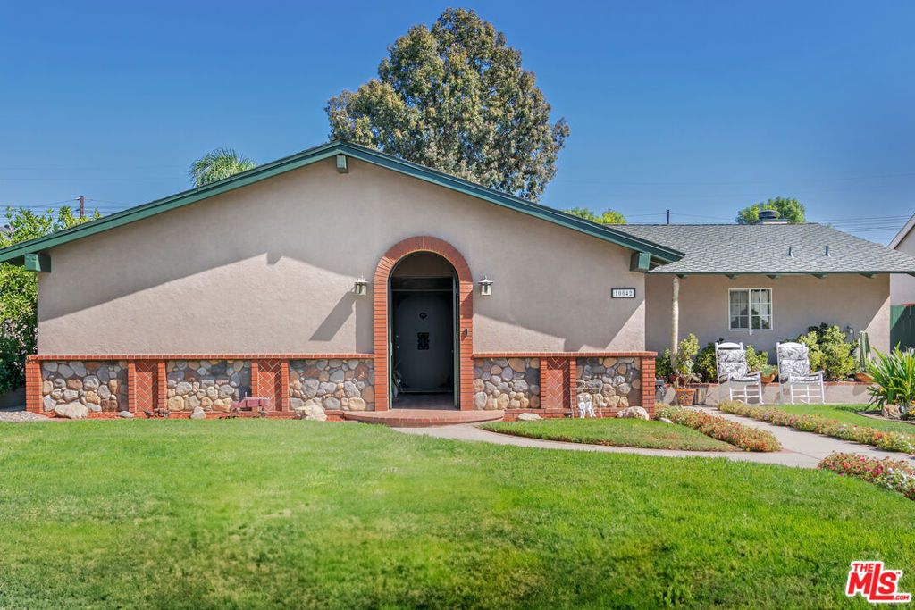 Photo of 10042 Sunnybrae Avenue, Chatsworth, CA 91311 (MLS # 25598659)