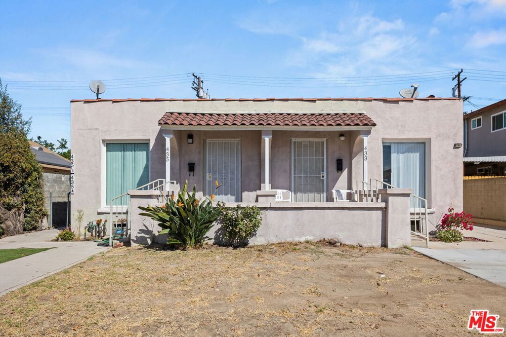 Ideally located in the heart of Glendale, this well-maintained top-floor unit in a four-unit complex is the perfect place to call home. This move in ready space offers everything you're looking for: abundant natural light, no shared walls, and off-street parking. A dedicated washer/dryer hookup is located just outside the entrance for easy access. Set within an intimate complex, you'll enjoy both privacy and a sense of community in a quiet residential setting just moments from the Glendale Galleria, local restaurants, and everyday essentials. With its unbeatable location, this one won't last long!