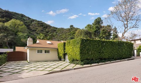 Photo of 1617 Roscomare Road, Los Angeles, CA 90077 (MLS # 26652929)