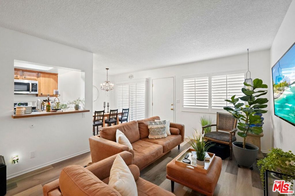 18560 Vanowen Street 15