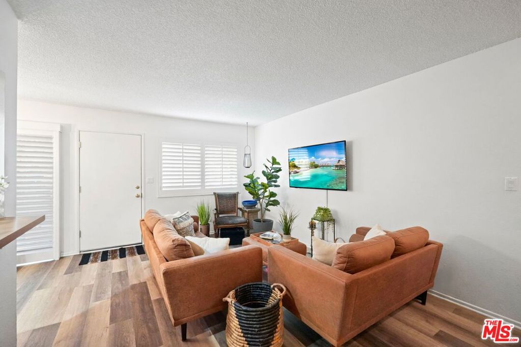 18560 Vanowen Street 15