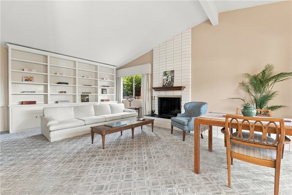 1386 N Tulare Way