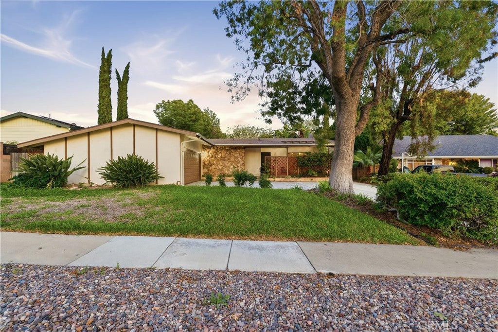 1386 N Tulare Way
