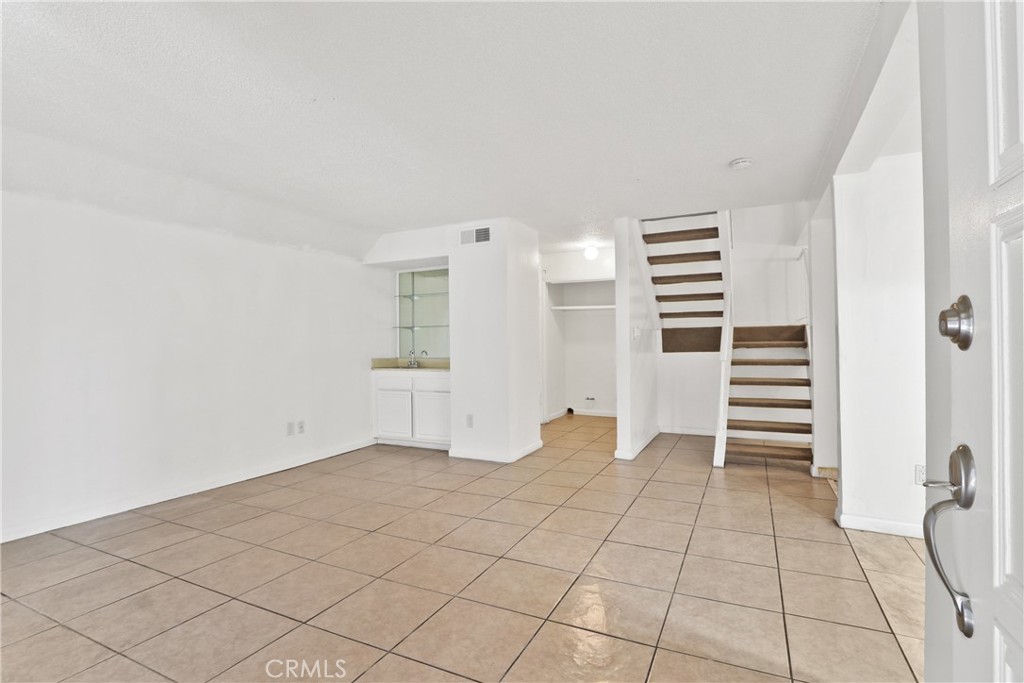 1239 W Rosecrans 26