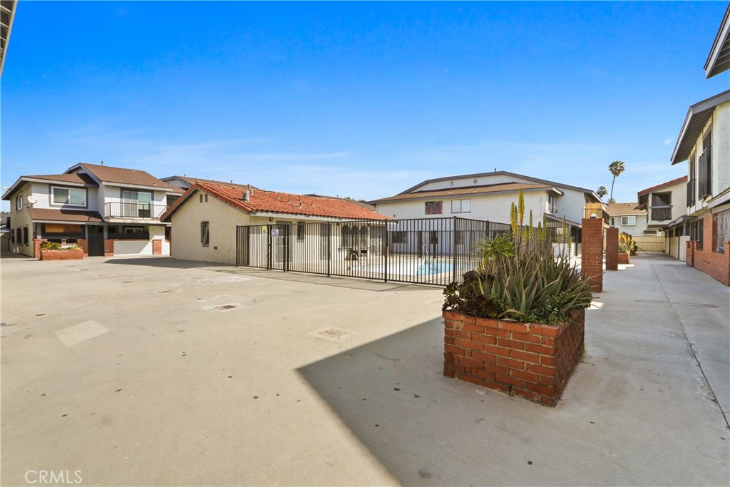 1239 W Rosecrans 26