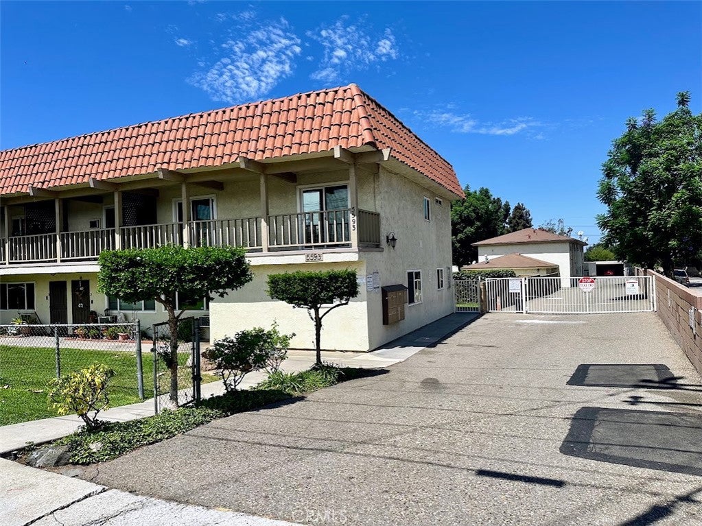 5593 Pioneer Boulevard 1