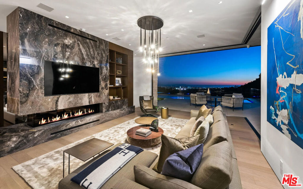 1035 Stradella Road