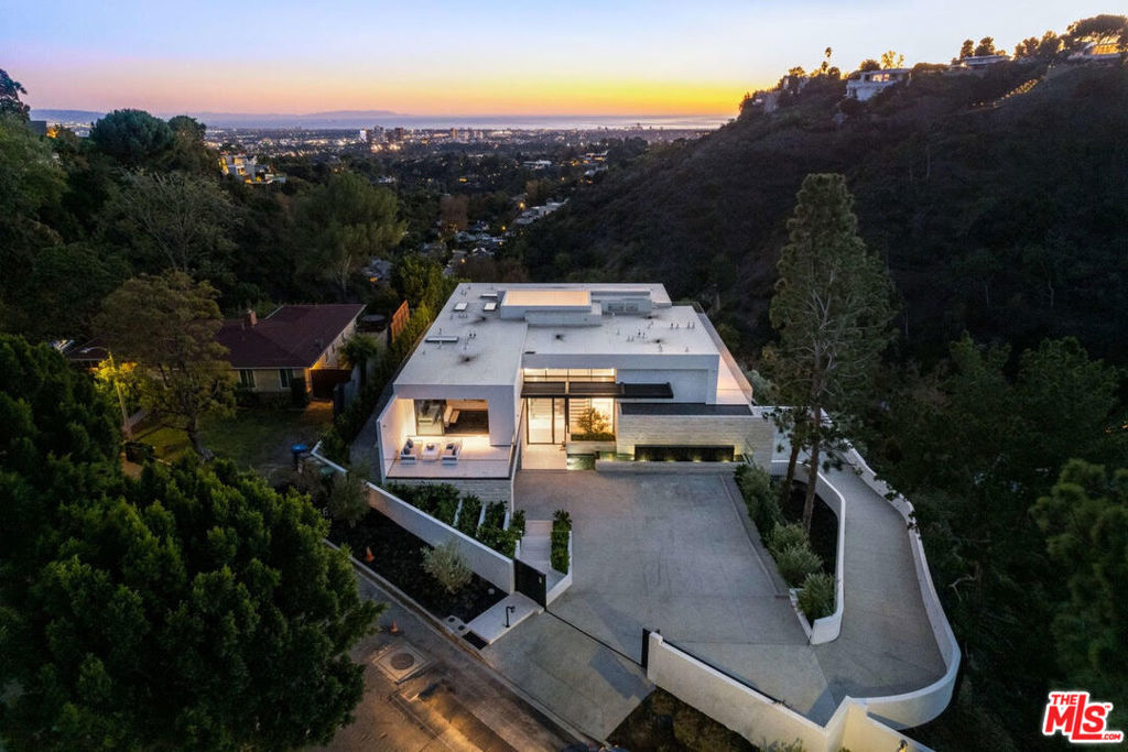 1035 Stradella Road