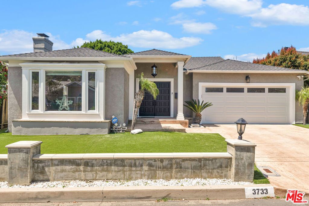 Photo of 3733 Willowcrest Avenue, Studio City, CA 91604 (MLS # 26662969)