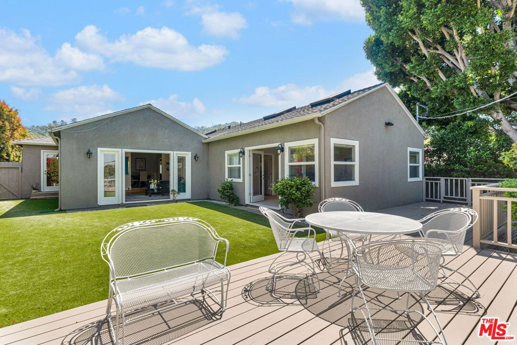 Photo of 3733 Willowcrest Avenue, Studio City, CA 91604 (MLS # 26662969)