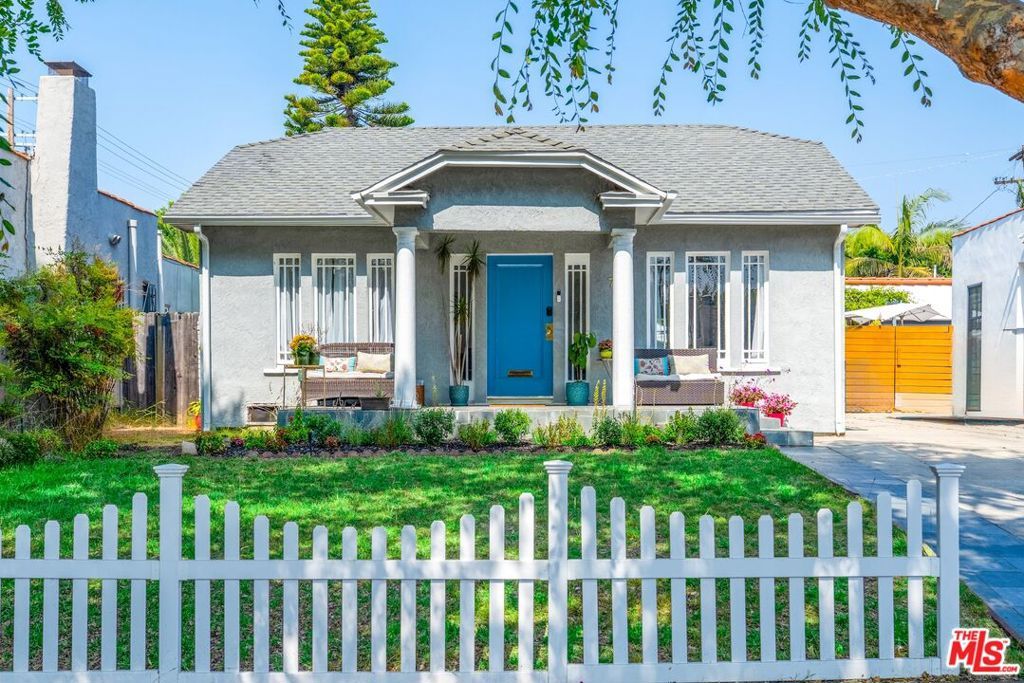 Photo of 719 N Gardner Street, Los Angeles, CA 90046 (MLS # 25560421)
