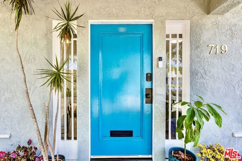 Photo of 719 N Gardner Street, Los Angeles, CA 90046 (MLS # 25560421)