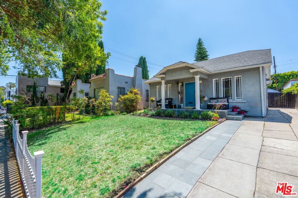 Photo of 719 N Gardner Street, Los Angeles, CA 90046 (MLS # 25560421)