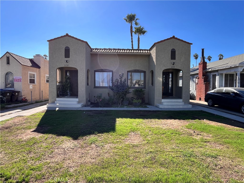 LIVE IN ONE AND RENT THE OTHER. REMODELED DUPLEX WITH ONE UNIT RECENTLY RENOVATED WITH NEW PAINT, VINYL PLANK FLOORING, MODERN KITCHEN AND BATH. LARGE FRONT AND REAR YARD WITH 2-CAR GARAGE.