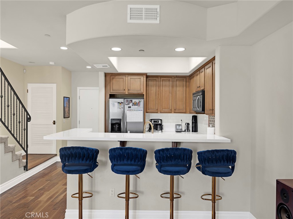 Properties 4 5753 White Oak Avenue 3
