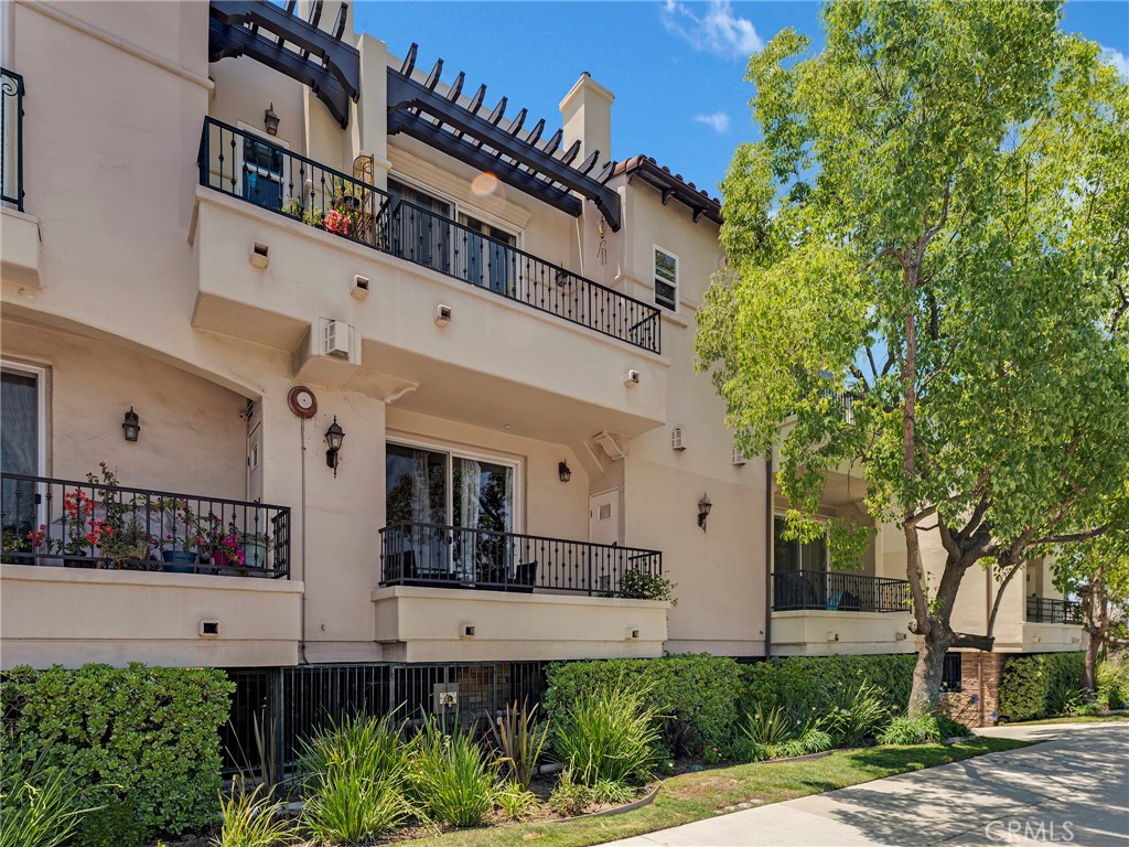 Properties 1 5753 White Oak Avenue 3