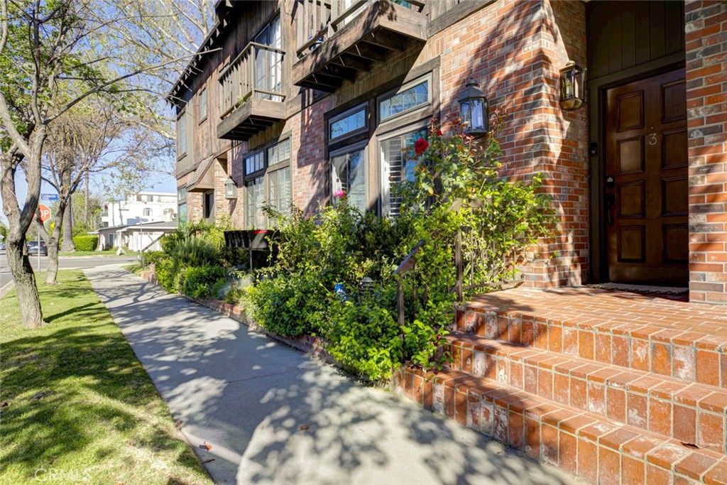 Photo of 4342 Coldwater Canyon Ave #3, Studio City, CA 91604 (MLS # GD26061905)