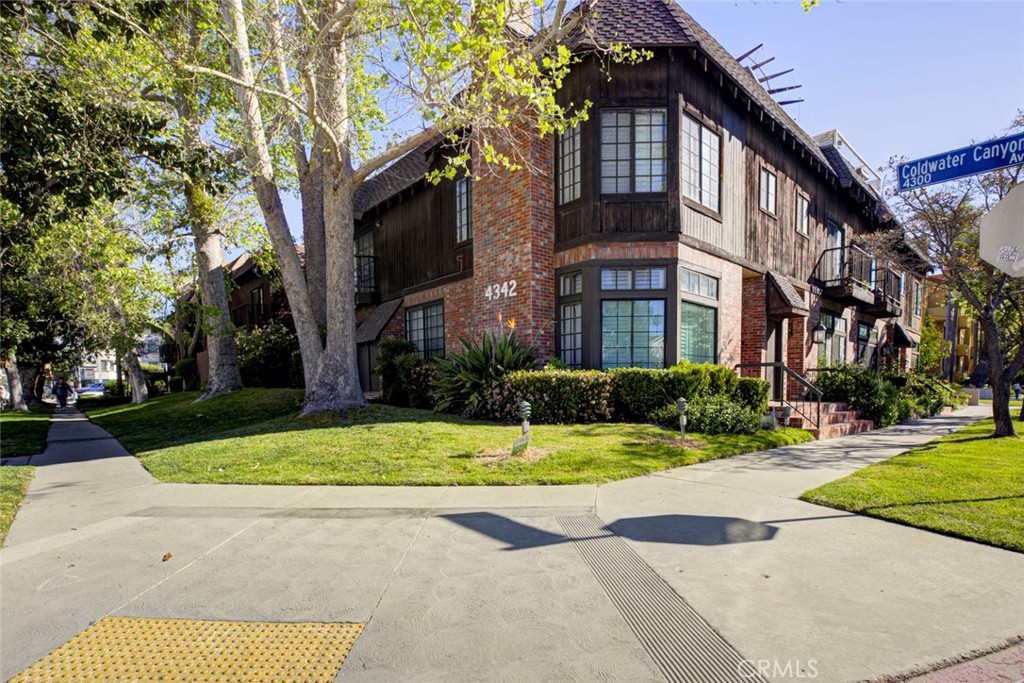 4342 Coldwater Canyon 3