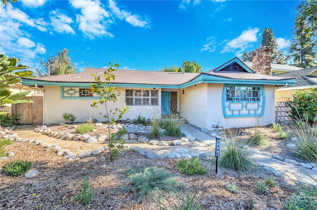 Photo of 5406 Hazeltine Avenue, Sherman Oaks, CA 91401 (MLS # GD25268609)