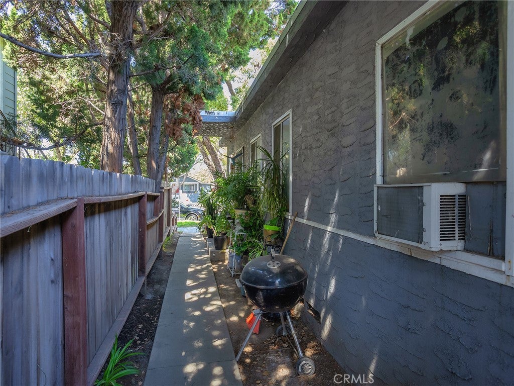 1218 N Hollywood Way
