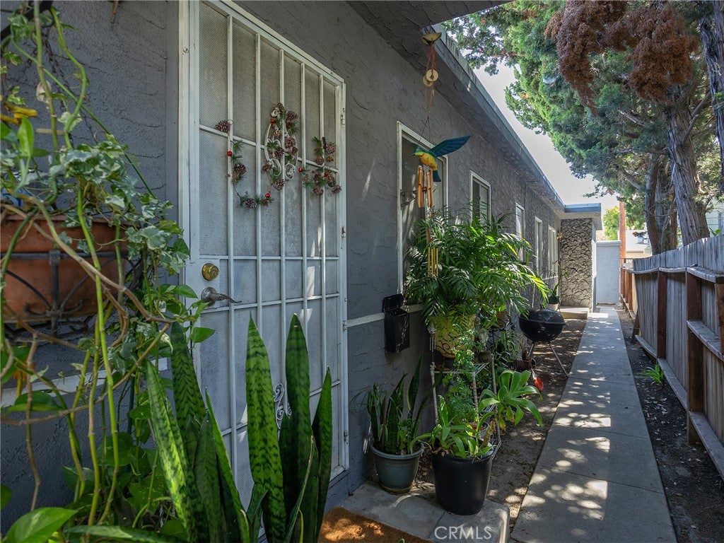 1218 N Hollywood Way