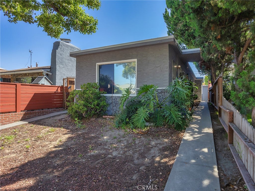 1218 N Hollywood Way