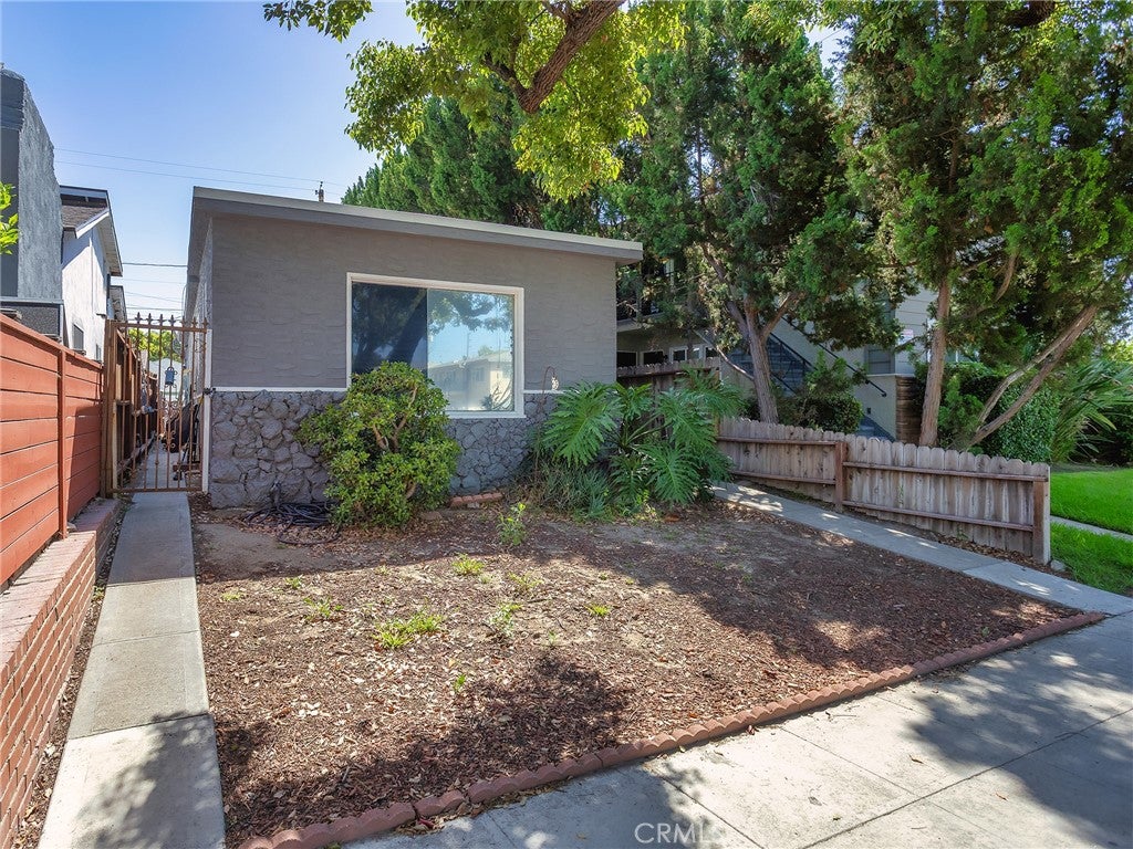1218 N Hollywood Way