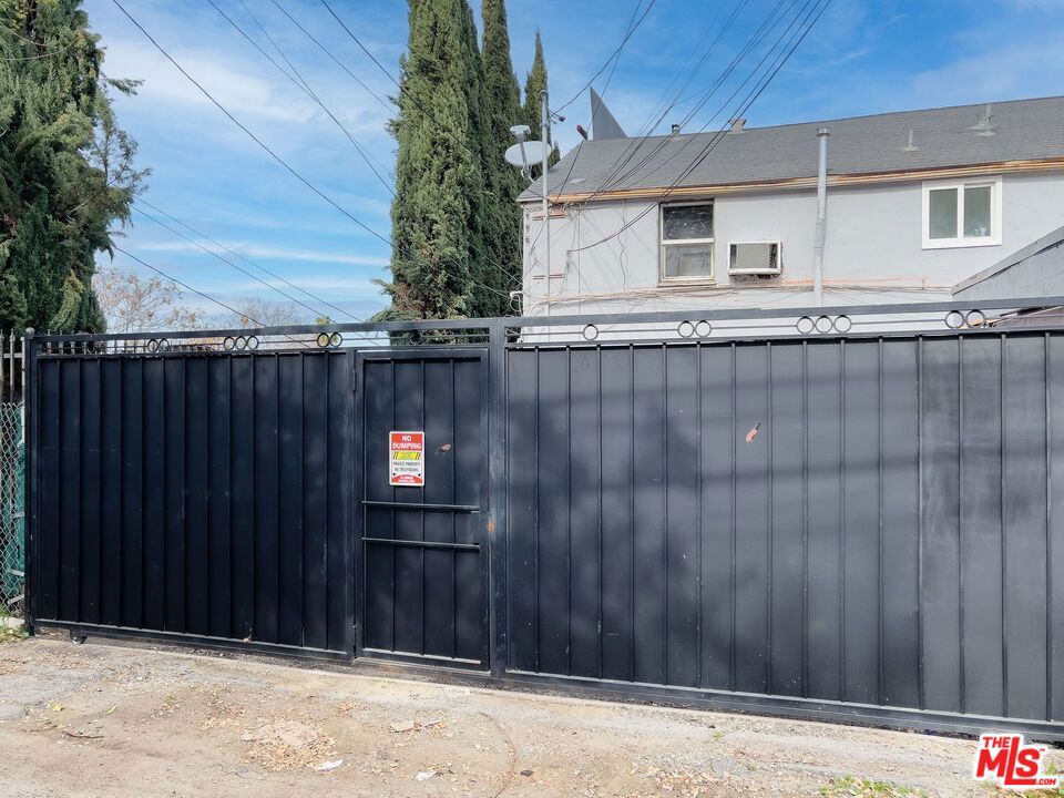 11472 VENTURA 4