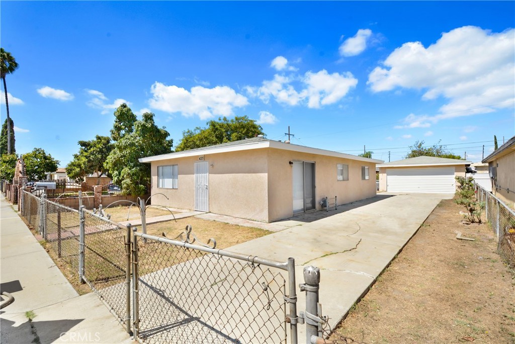 Welcome to 425 E Pacific Street, a rare South Bay opportunity hitting the market for the first time in decades. This charming 3-bedroom, 1-bath home, built in 1962, offers approximately 1,080 sq. ft. of living space on an expansive 6,055 sq. ft. lot. Freshly painted inside, the home is bright and inviting, ready for its next chapter while still allowing room to make it your own. The generous lot opens the door to exciting possibilities—whether creating a backyard retreat, expanding the living space, or adding an ADU for multi-generational living or rental income.
Perfectly located in the heart of Carson, this home offers the best of South Bay living: a quiet residential setting with easy access to schools, shopping, freeways, and just a short drive to downtown Los Angeles or the coast. Whether you’re a first-time buyer, growing family, or investor looking for potential, 425 E Pacific Street combines comfort, location, and opportunity in one unique package. Don’t miss your chance to make this South Bay gem yours!