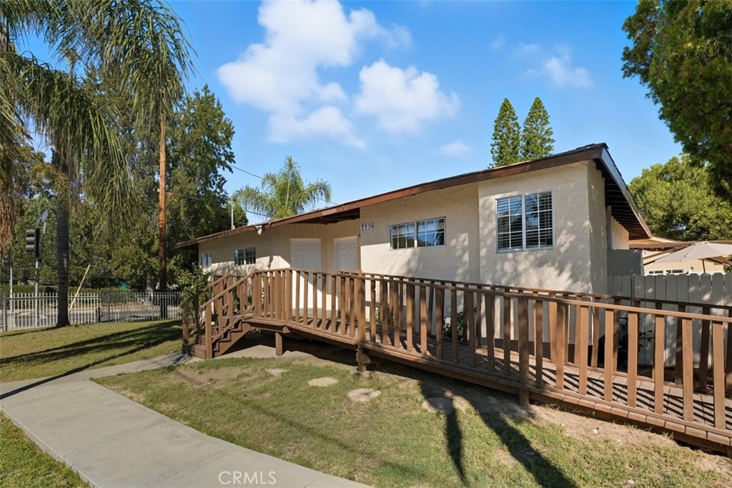 Main image without alt text