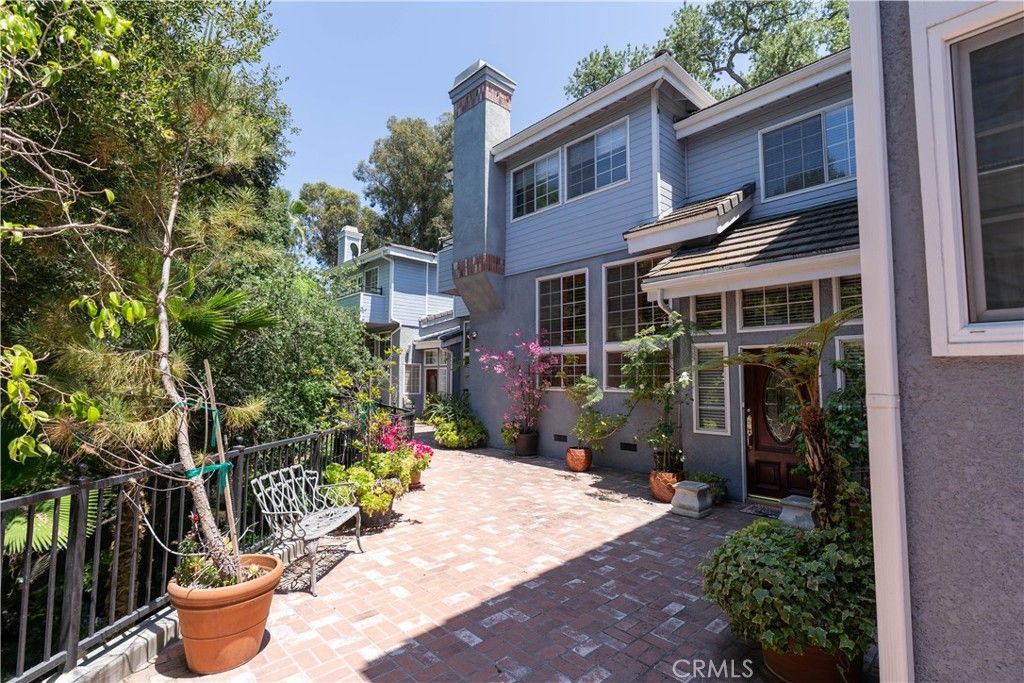 Photo of 23169 Mulholland Dr #3, Woodland Hills, CA 91364 (MLS # SR25234150)