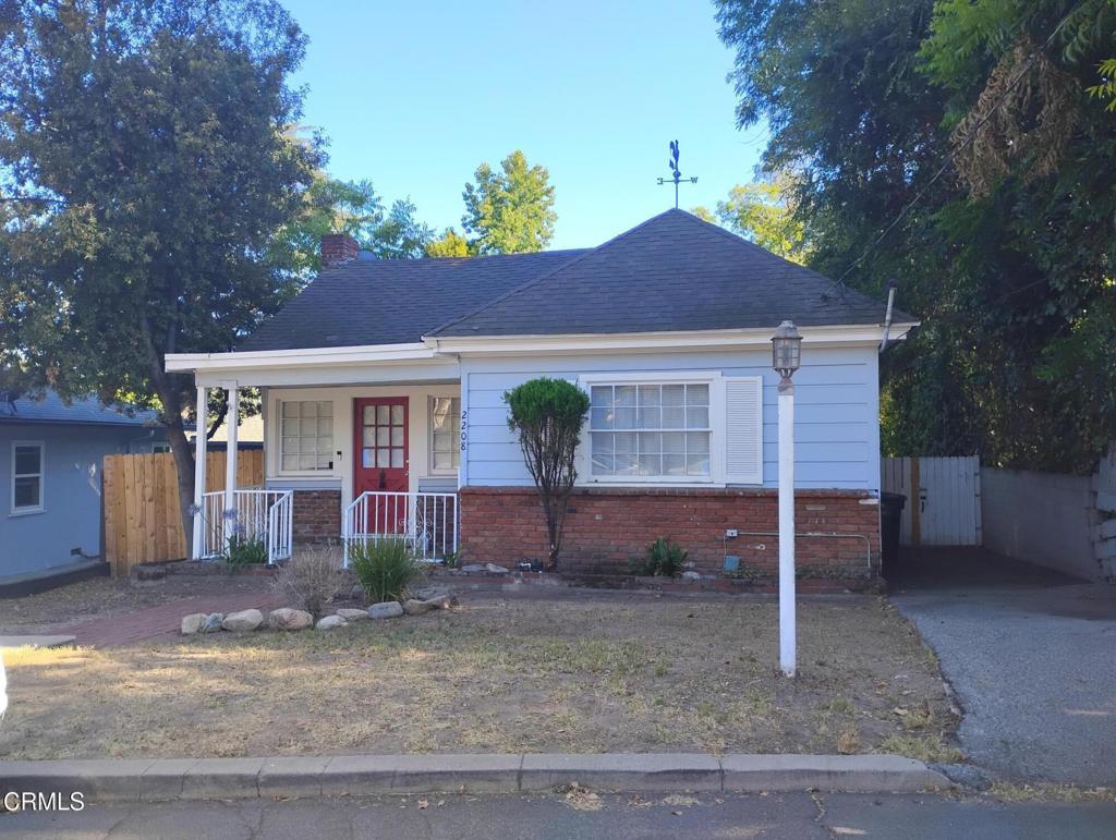 Really cute house located right in the Presidential Area. Apple pie ready to move in.