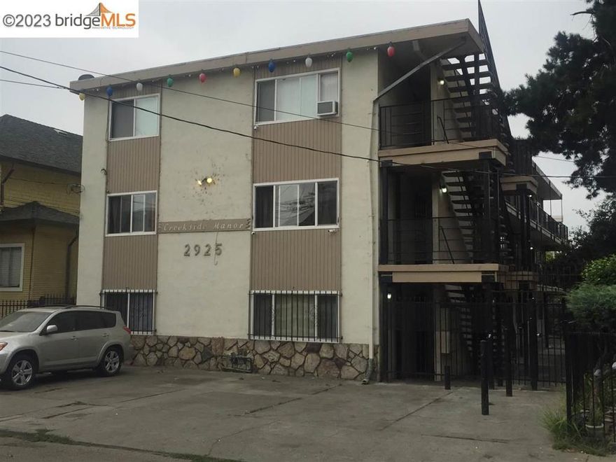 Great 2 bedroom unit on a street that cars do not pass through. No off street parking, congested street.
