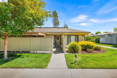 Photo of 1101 Fairlawn Ct #4, Walnut Creek, CA 94595 (MLS # 41133949)