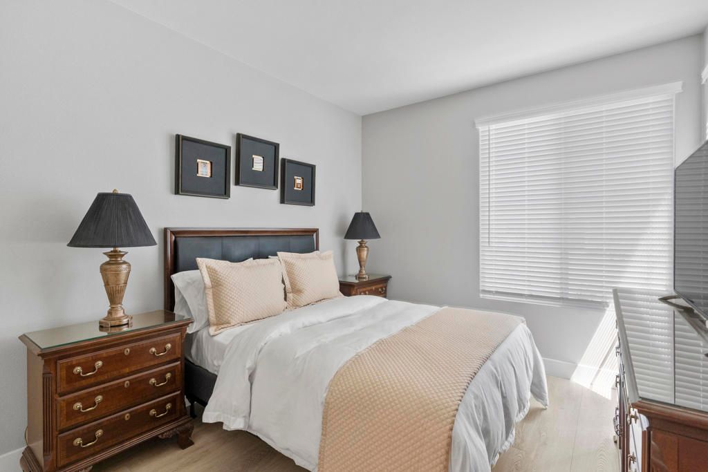 listing image 130720139580249929599