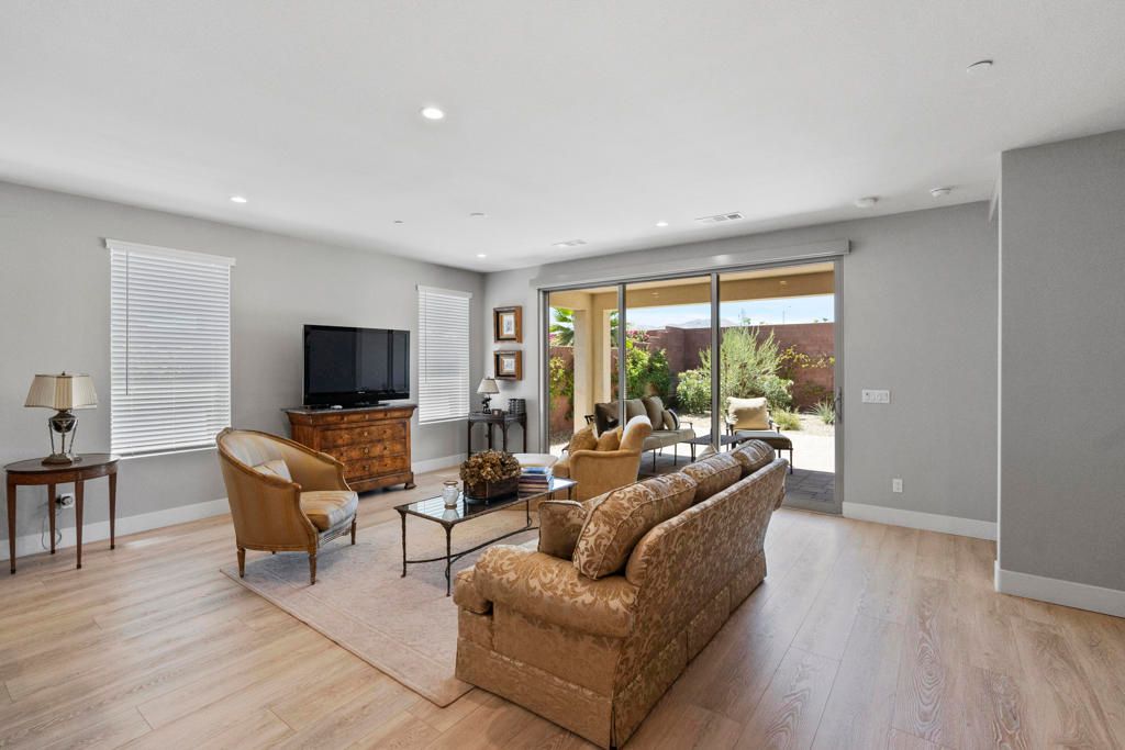 listing image 130725256184857025558