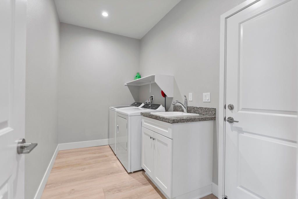 listing image 130728268233699314556