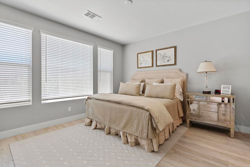 listing image 130728934367338002592