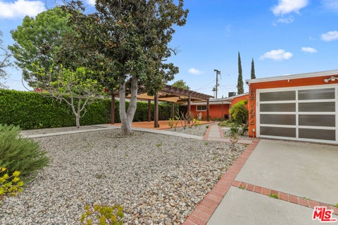 Photo of 6742 Sunny Brae Avenue, Winnetka, CA 91306 (MLS # 26846527)