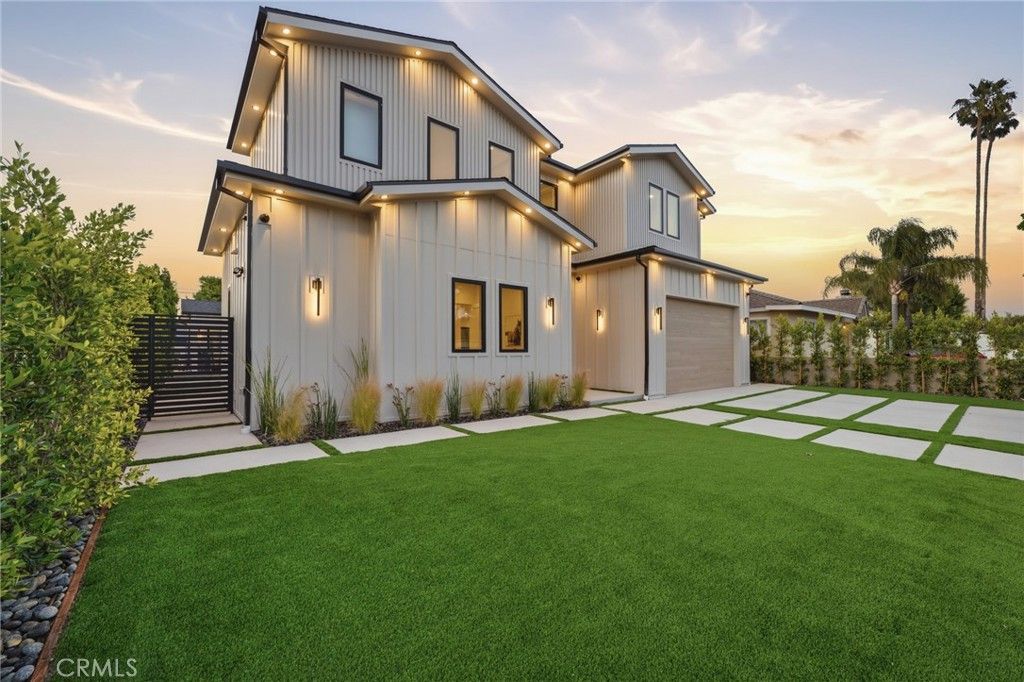 Photo of 19141 Erwin St, Tarzana, CA 91335 (MLS # SR26093574)