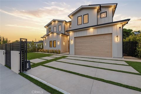 Photo of 19141 Erwin St, Tarzana, CA 91335 (MLS # SR26093574)