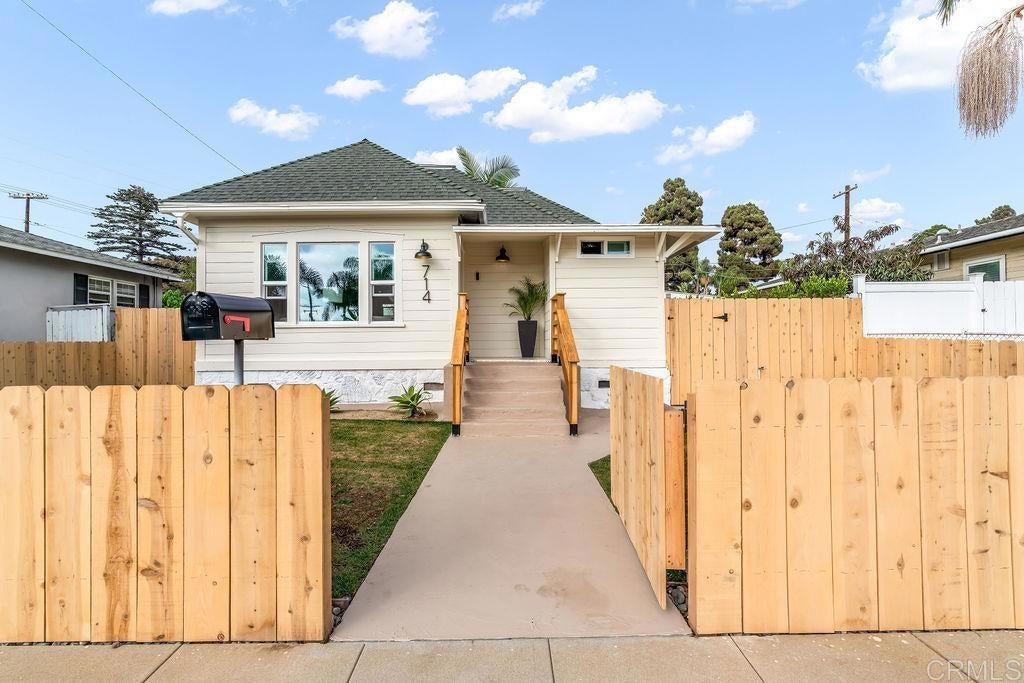 714 Ditmar Street N