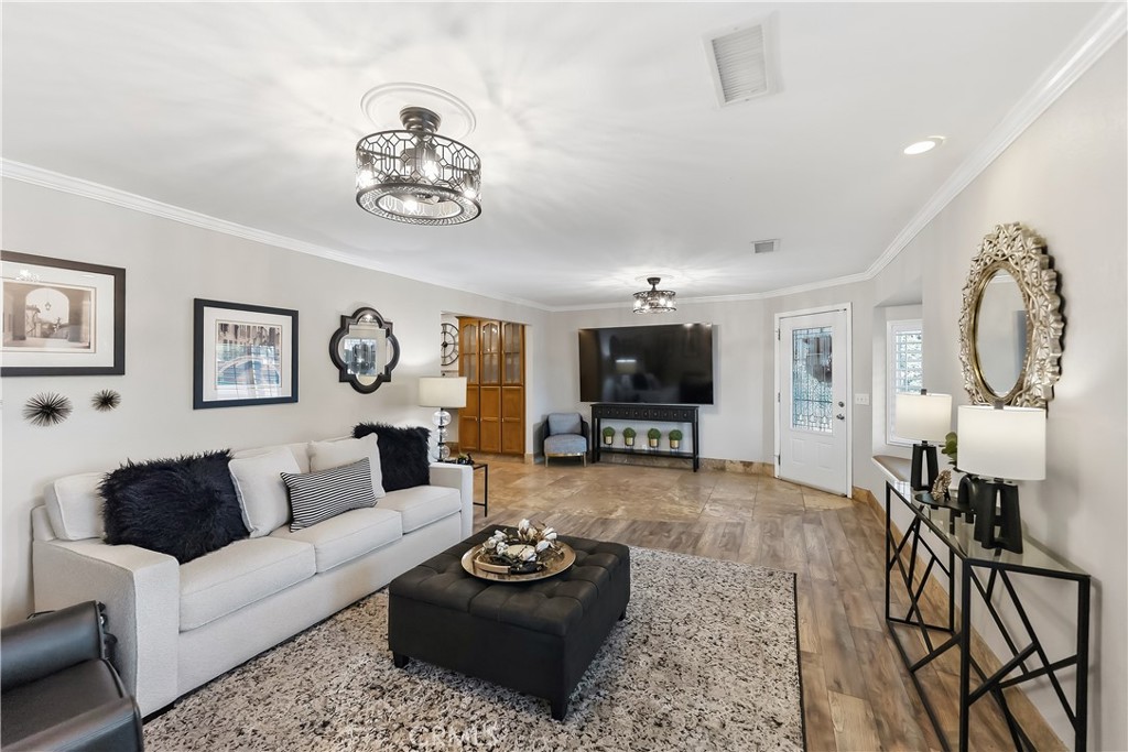 4733 E Richert