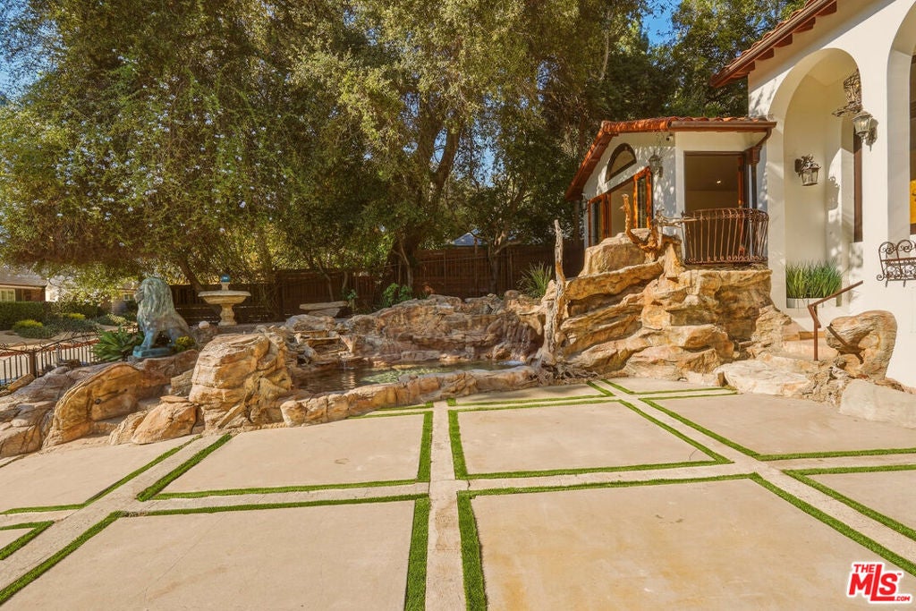 1260 Roscomare Road