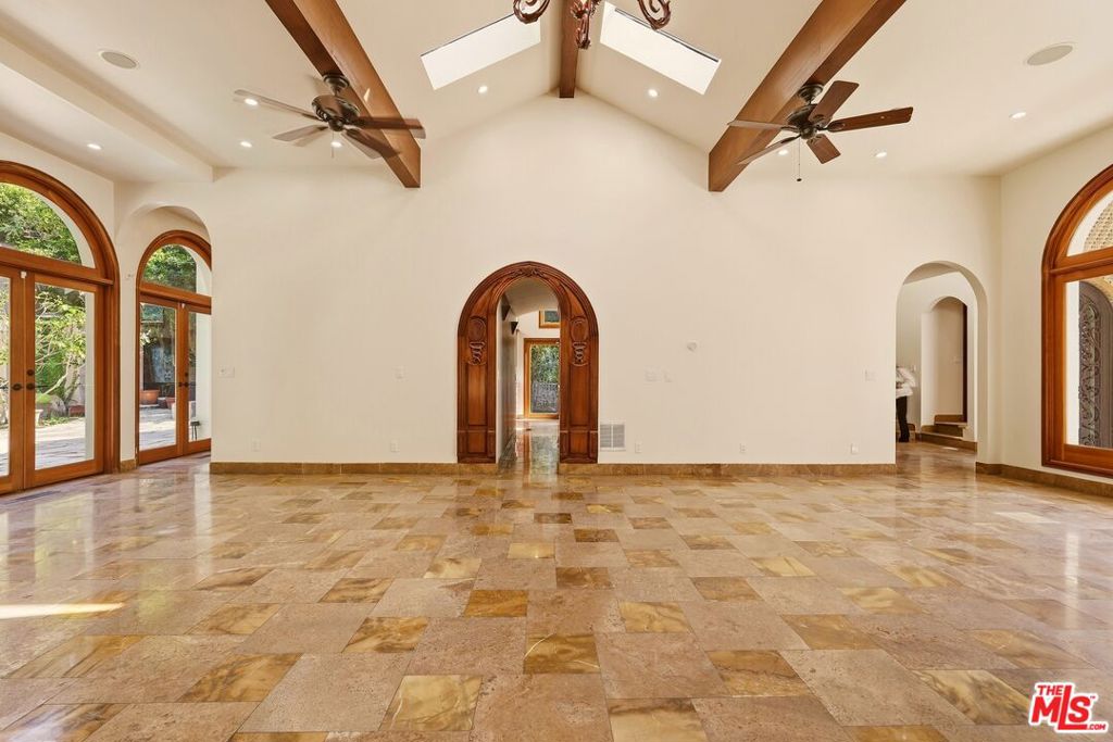 1260 Roscomare Road