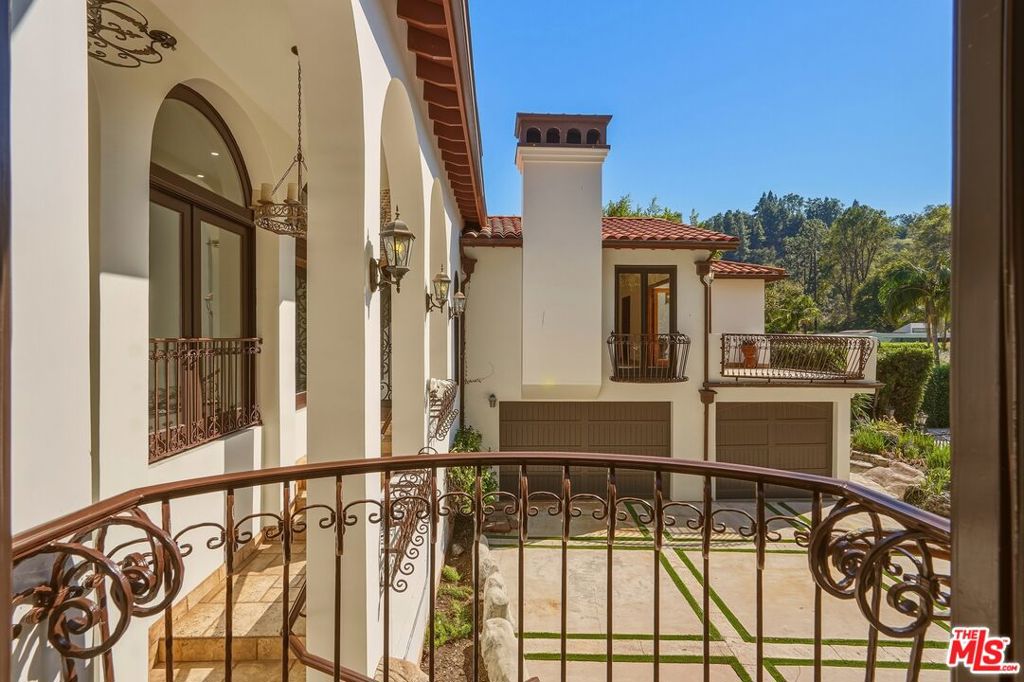 1260 Roscomare Road