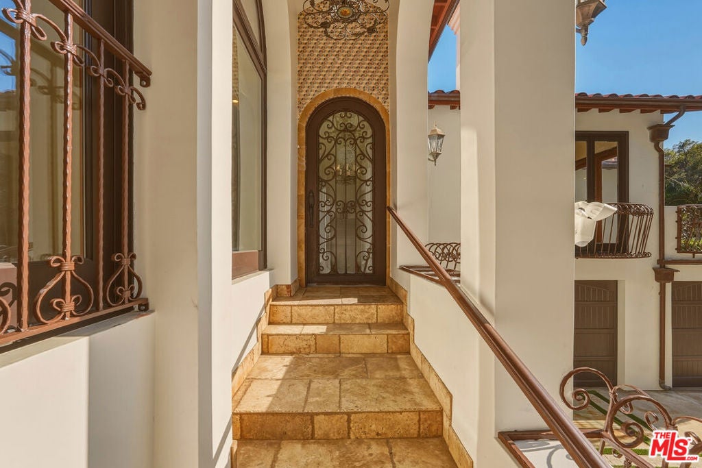 1260 Roscomare Road