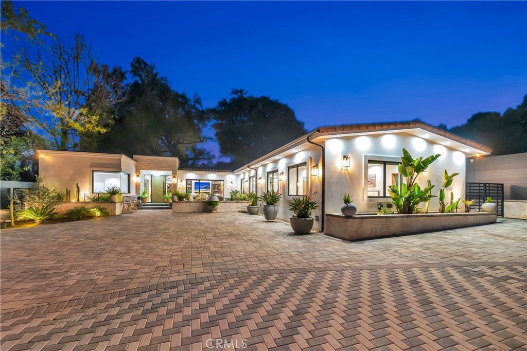 Photo of 19225 Rosita St, Tarzana, CA 91356 (MLS # SR26195670)